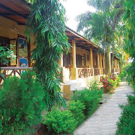Rainbow Safari Resort Sauraha Zewnętrze zdjęcie